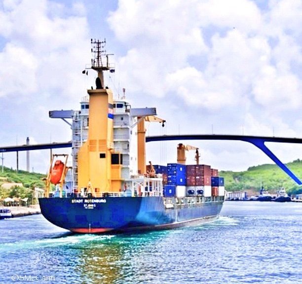 Containerschip Annabaai Curacao