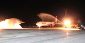 Eerste vlucht Air Berlin wordt verwelkomd met water saluut