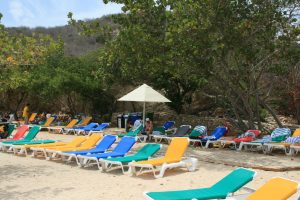 Kleurrijke strandbedjes op Porto Marie - Vlakbij Fontein